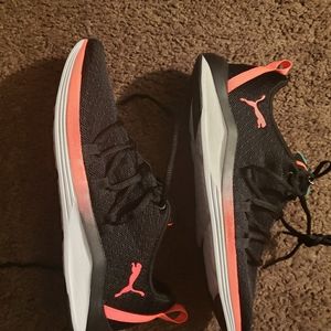 Brand new never worn . Womens size 10 pumas